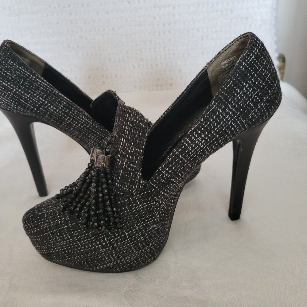 Simply Vera Wang Pumps Tasseled black white beaded sz 6 shoes 4 1/2" Heels GUC - Picture 10 of 11